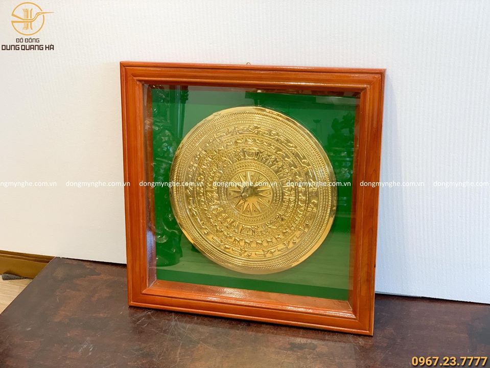 Tranh mặt trống đồng mạ vàng 24k nền xanh khung gỗ 60 x 60cm