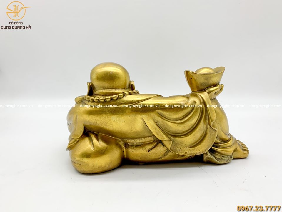 Tượng Phật Di Lặc đồng vàng nằm nâng kim nguyên bảo 26x12cm
