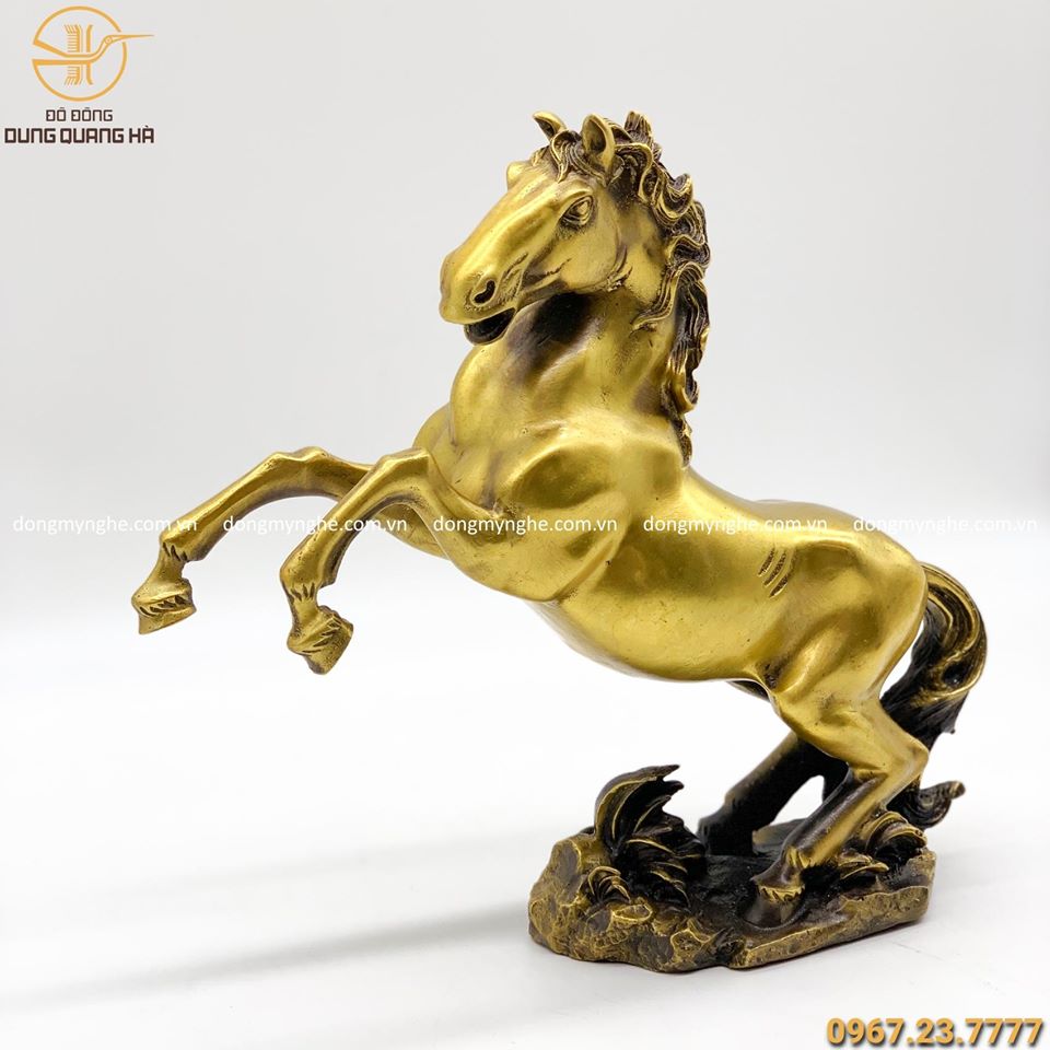Tượng ngựa hí dũng mãnh bằng đồng vàng cao 28cm độc đáo