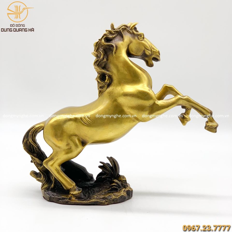 Tượng ngựa hí dũng mãnh bằng đồng vàng cao 28cm độc đáo