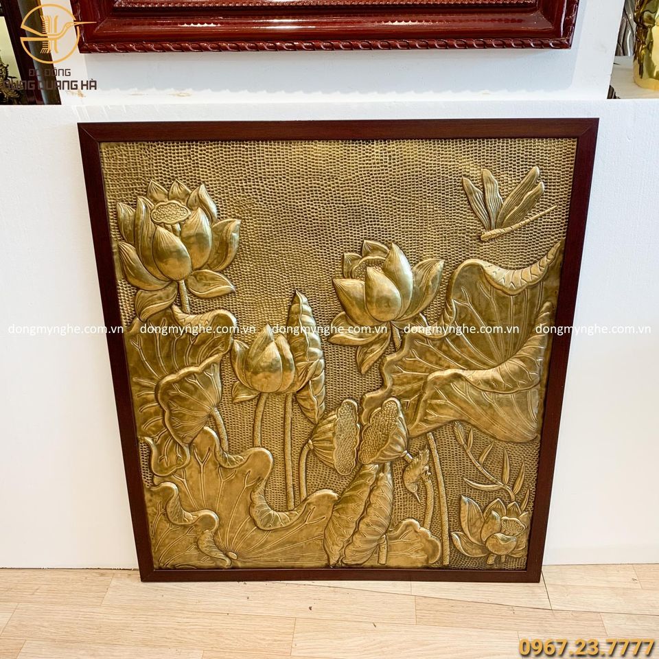 Tranh hoa sen bằng đồng vàng giả cổ khung nhựa giả gỗ 190cm