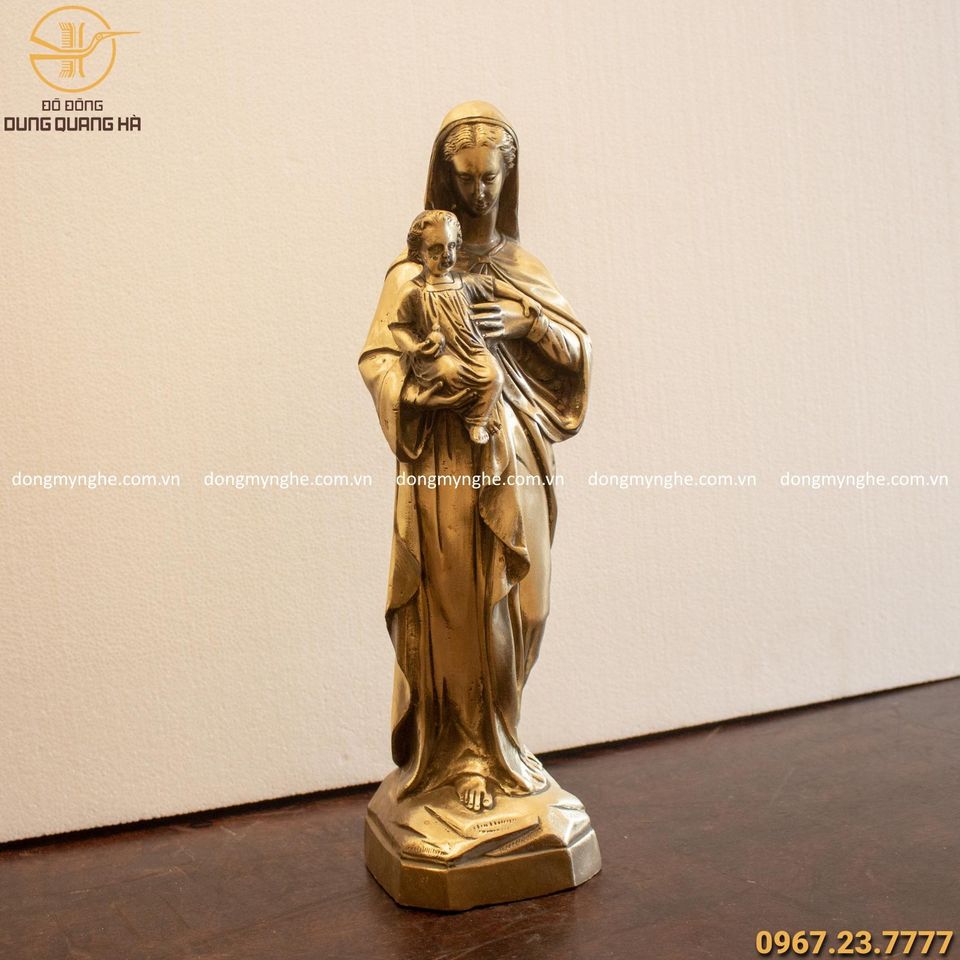 Tượng Đức Mẹ Maria đứng bế Chúa bằng đồng vàng cao 40cm