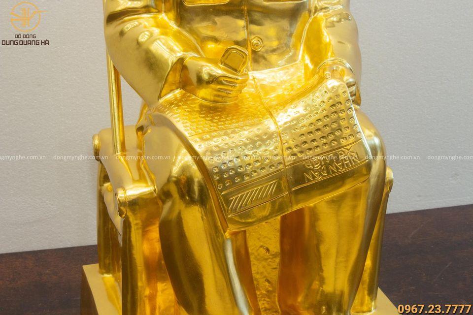 Tượng Bác Hồ bằng đồng dát vàng tạo hình ngồi ghế ấn tượng