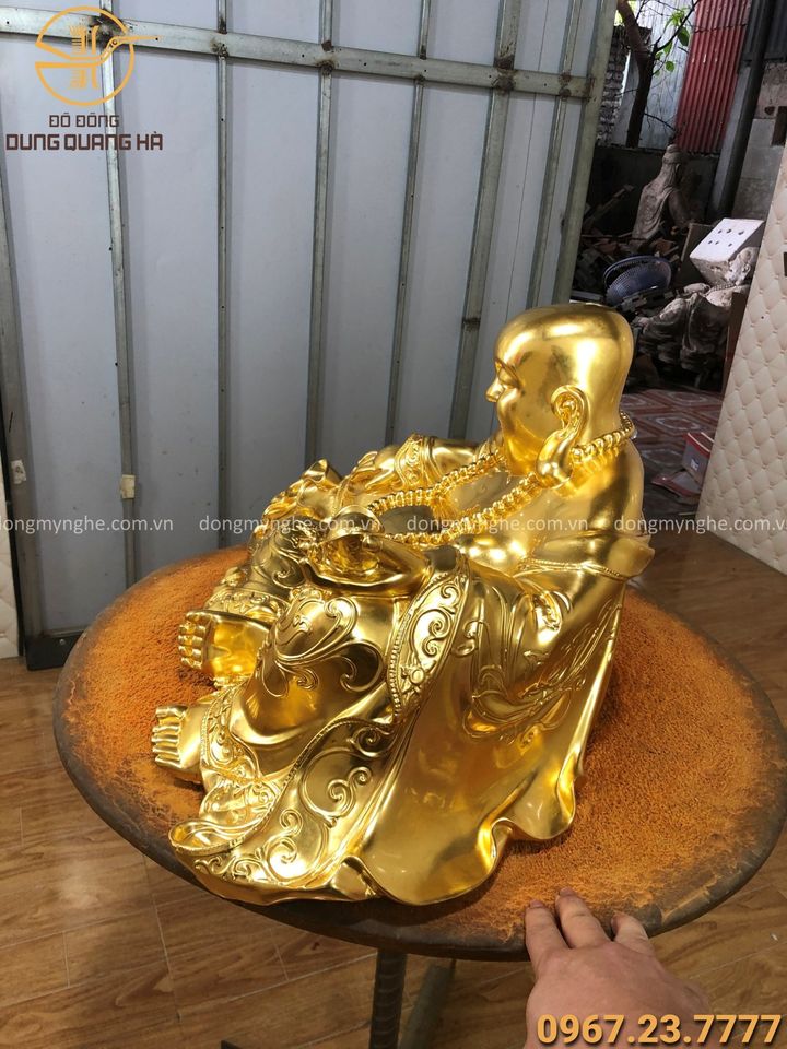 Tượng Phật Di Lặc ngồi nâng kim nguyên bảo thếp vàng 9999