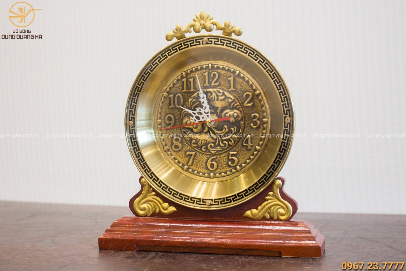 Quà tặng đồng hồ bằng đồng đế gỗ tinh xảo cao 25cm