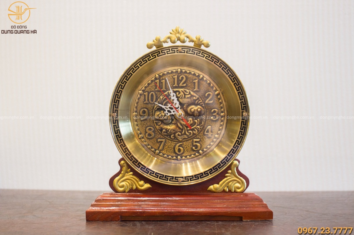 Quà tặng đồng hồ bằng đồng đế gỗ tinh xảo cao 25cm