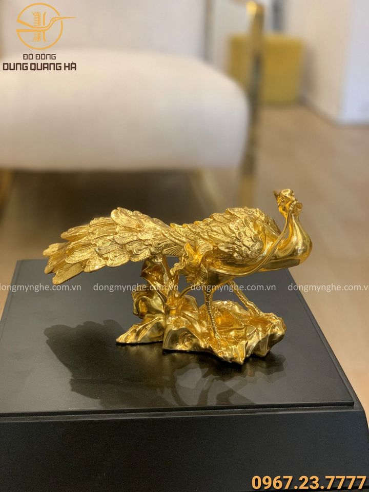 Tượng chim công bằng đồng thếp vàng kích thước 27x15cm