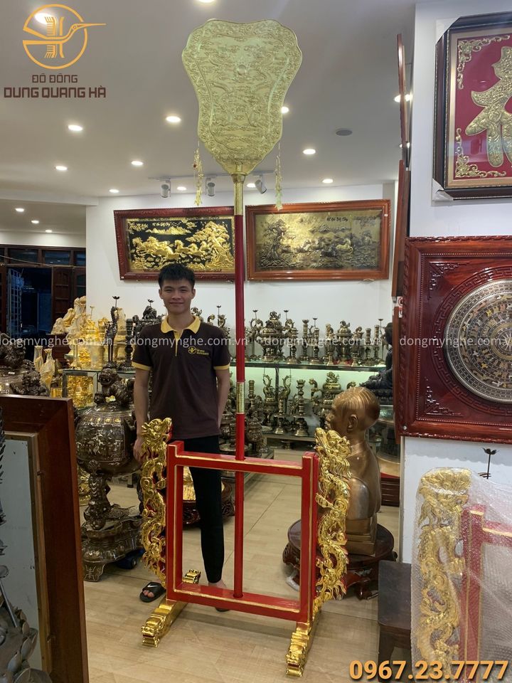 Quạt thờ bằng đồng hoa văn rồng mặt nguyệt thân gỗ thếp vàng