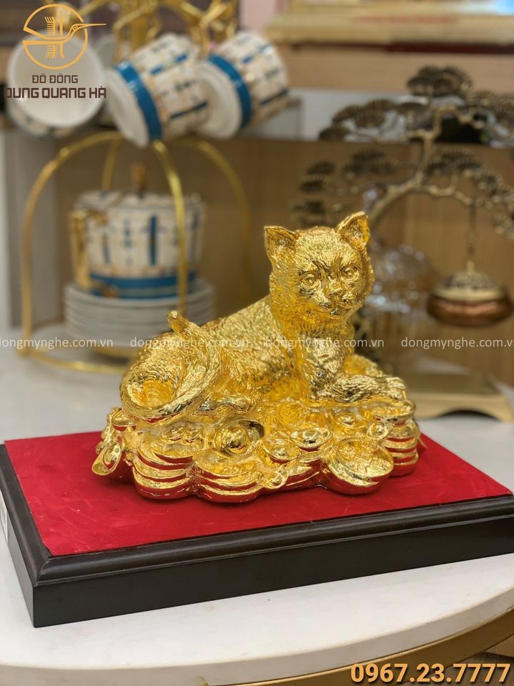Tượng mèo nằm trên tiền mạ vàng kích thước 22cm x 17cm