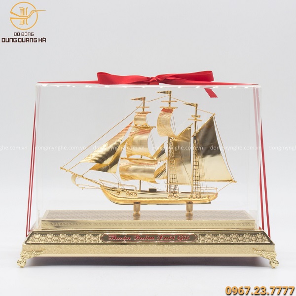 Quà lưu niệm thuyền buồm bằng đồng mạ vàng đế đồng 30cm