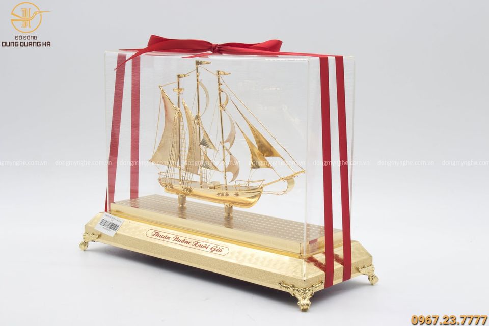 Quà lưu niệm thuyền buồm bằng đồng mạ vàng đế đồng 30cm