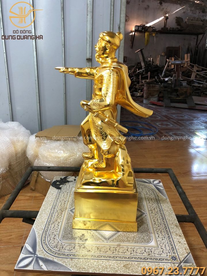 Tượng Ngô Quyền bằng đồng oai phong cao 50cm mạ vàng 24k