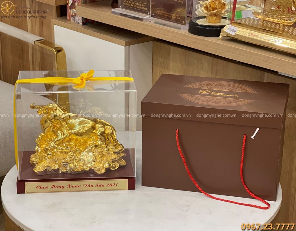 Tượng trâu nằm trên tiền mạ vàng 24k - quà tặng năm Tân Sửu