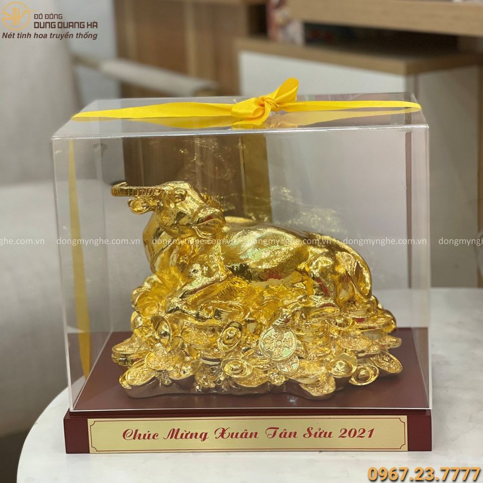 Tượng trâu nằm trên tiền mạ vàng 24k - quà tặng năm Tân Sửu