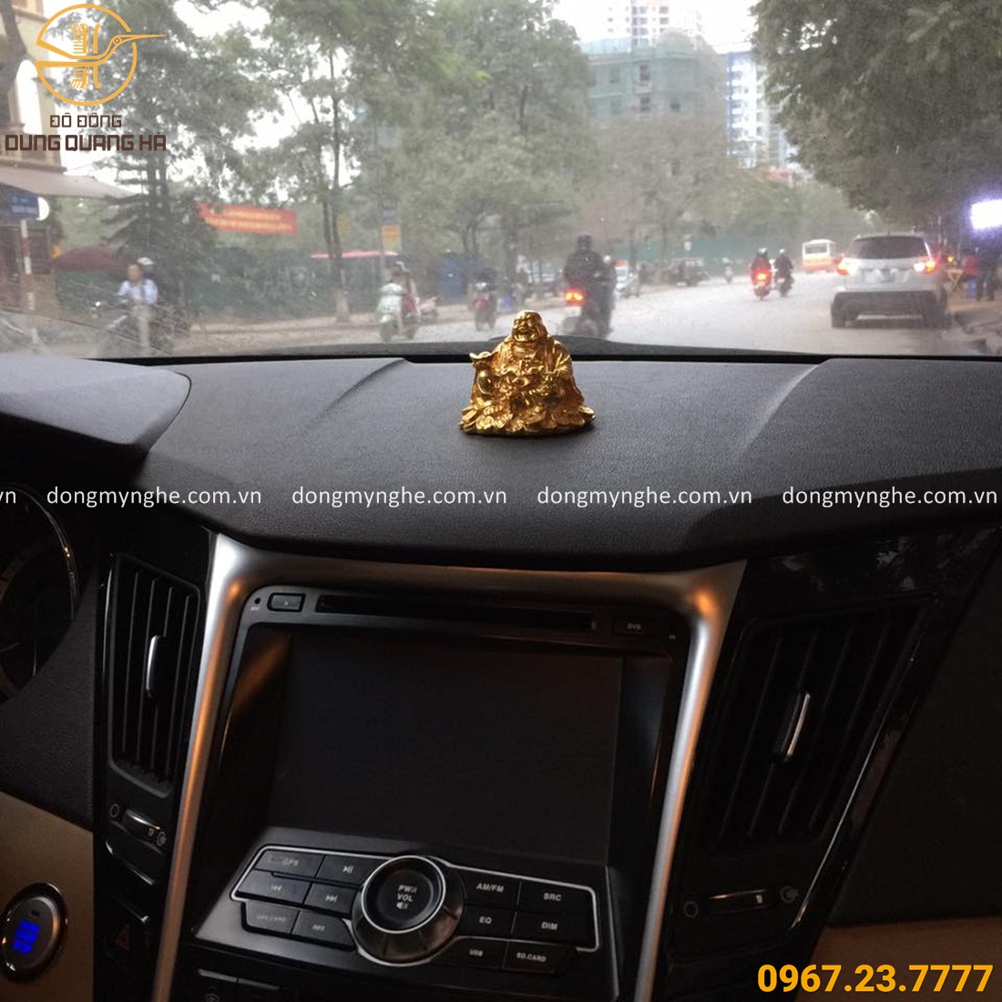Tượng Phật Di Lặc mạ vàng 24k đặt trên xe ô tô