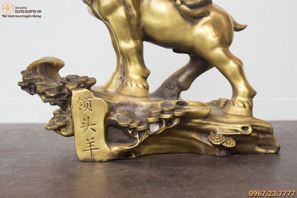 Tượng dê đứng trên cây tùng bằng đồng vàng cỡ 30 x 27cm