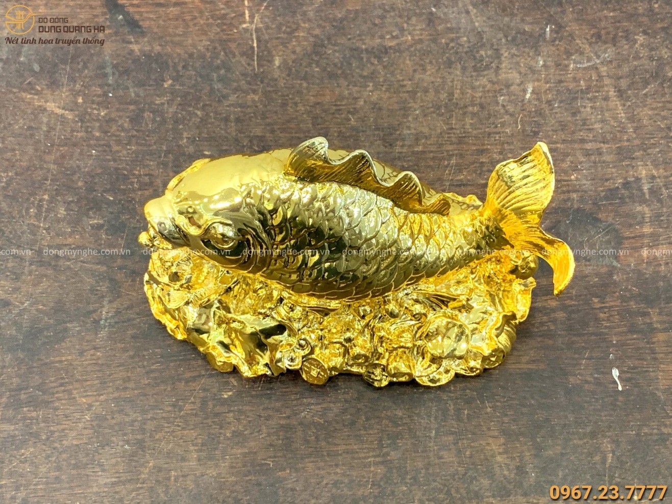 Tượng cá chép hoa sen bằng đồng vàng mạ vàng 24k 13x18cm