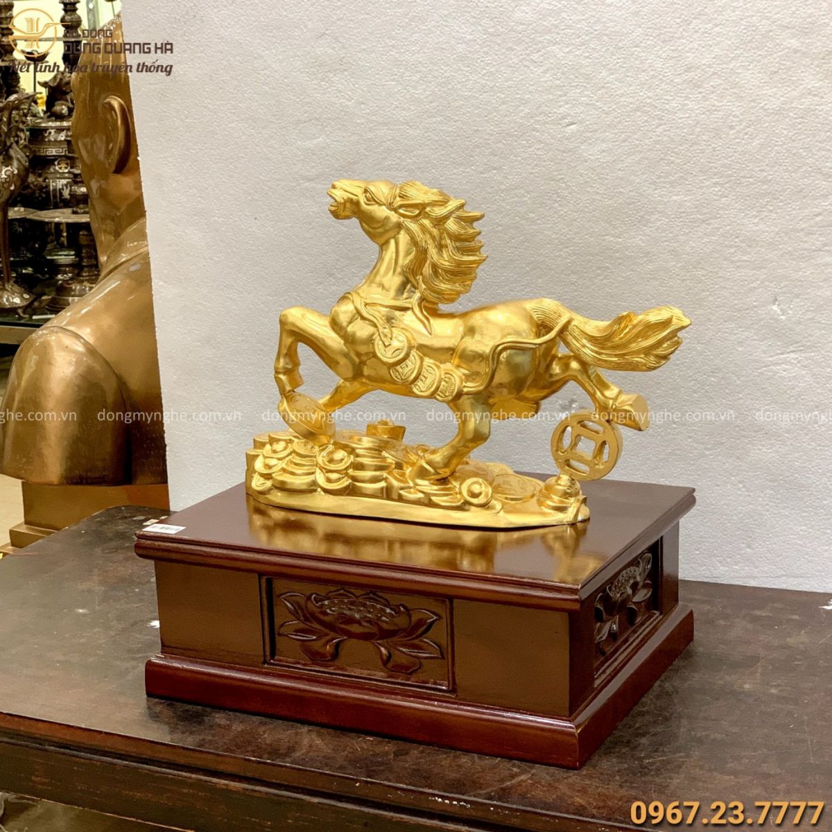 Tượng ngựa phong thủy phú quý kích thước 32x45x11cm thếp vàng