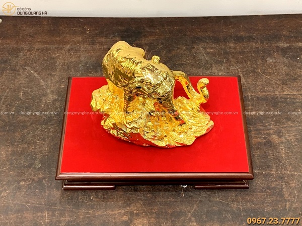 Tượng Hổ đứng trên đá kích thước 22x20cm đồng vàng mạ vàng