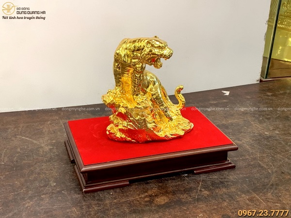 Tượng Hổ đứng trên đá kích thước 22x20cm đồng vàng mạ vàng