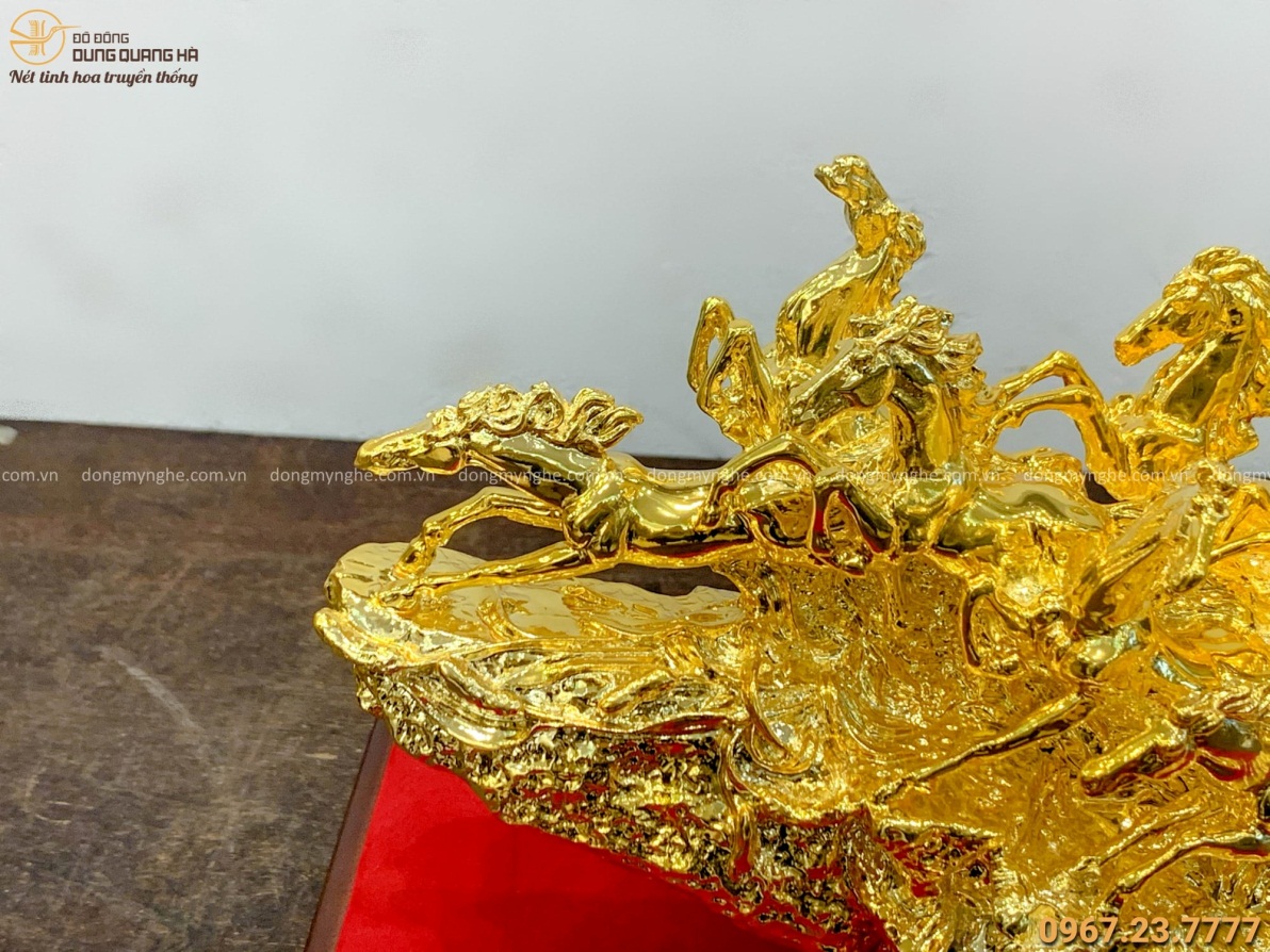 Pho tượng ngựa bát mã truy phong bằng đồng mạ vàng 24k