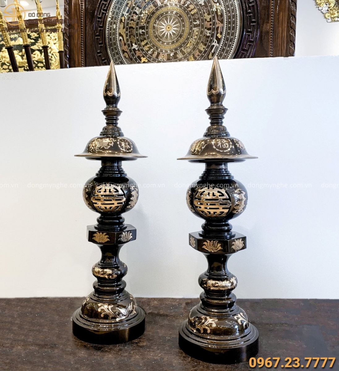 Đôi đèn thờ bằng đồng đỏ cạo màu hoa văn cổ kính cao 98cm