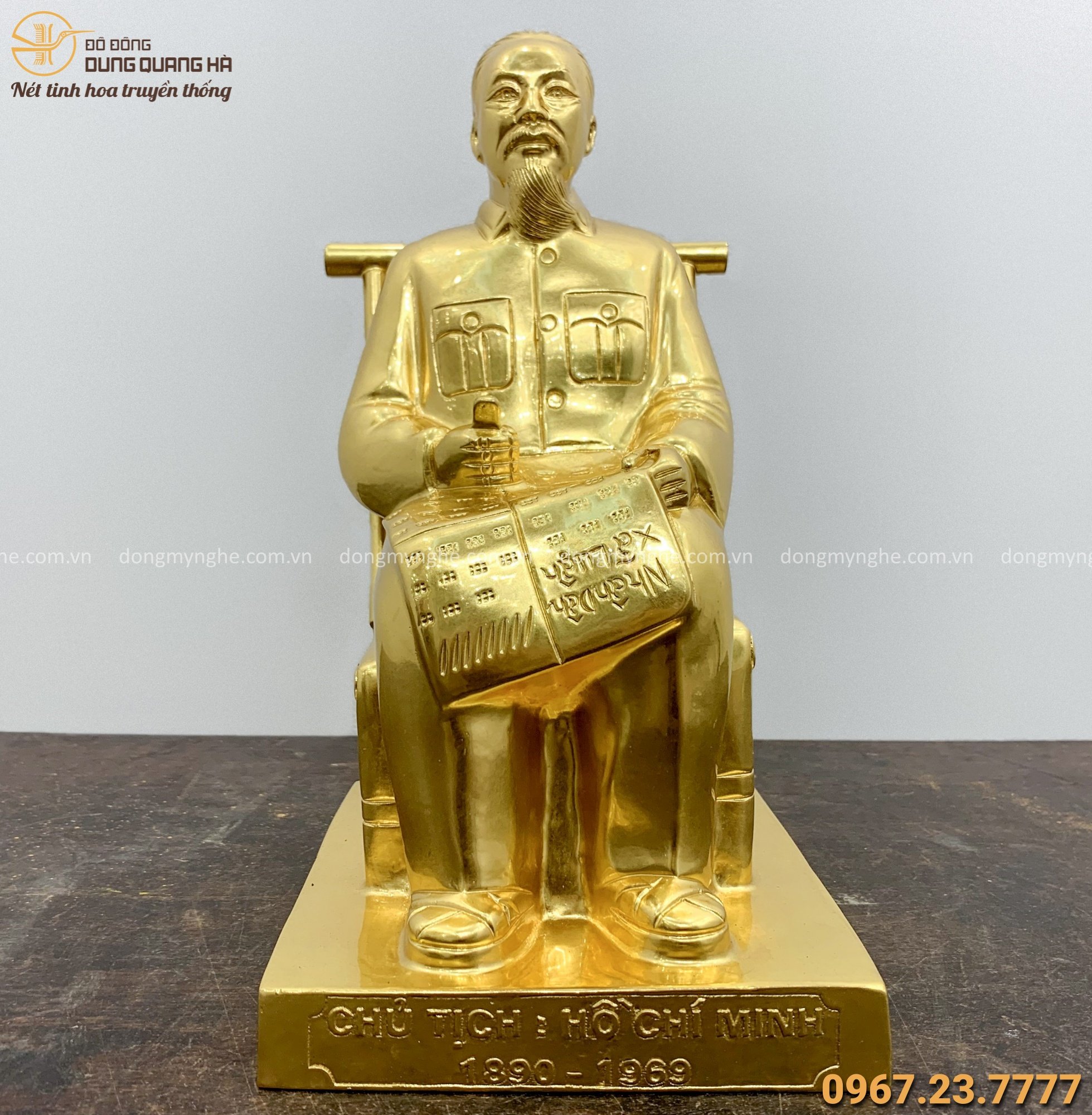 Tượng Bác Hồ ngồi đọc báo bằng đồng thếp vàng 9999 cao 60cm