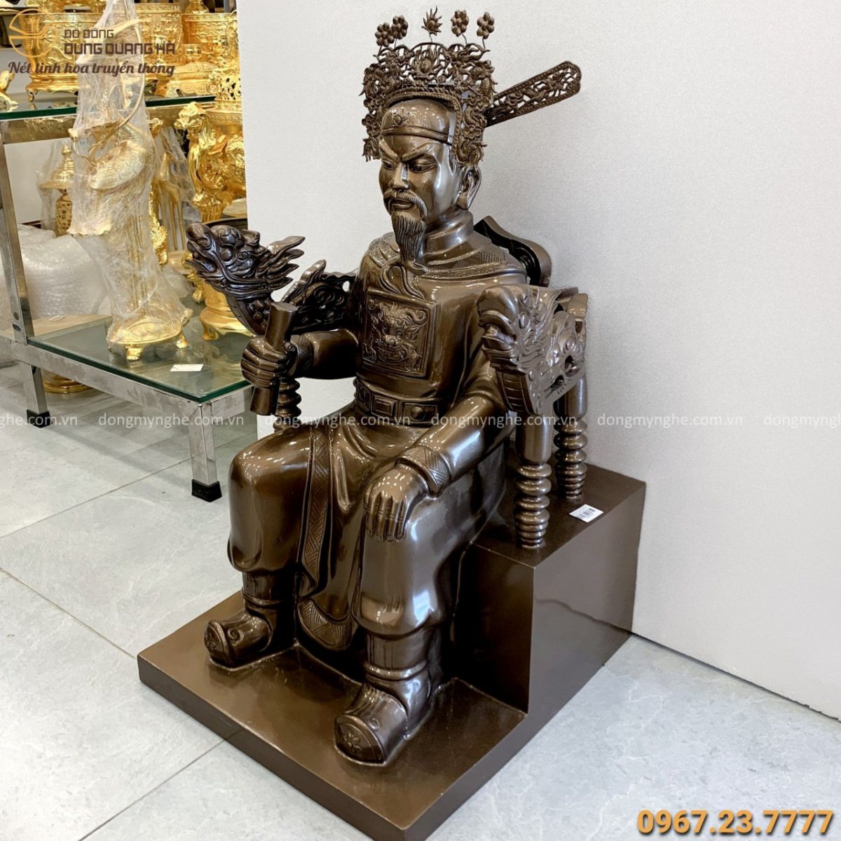 Tượng Trần Hưng Đạo ngồi ghế bằng đồng đỏ cạo màu cao 70 cm