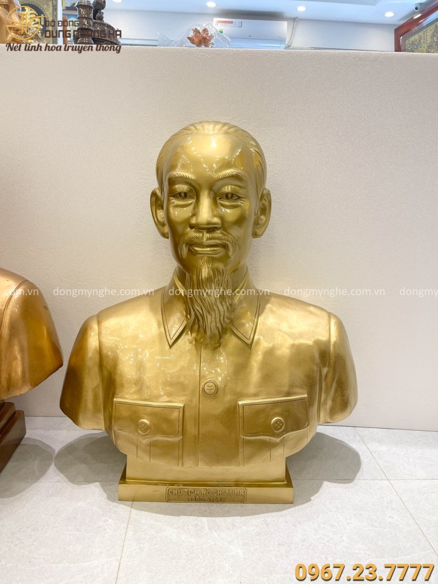 Tượng chân dung Bác Hồ tinh xảo bằng đồng vàng catut cao 81cm