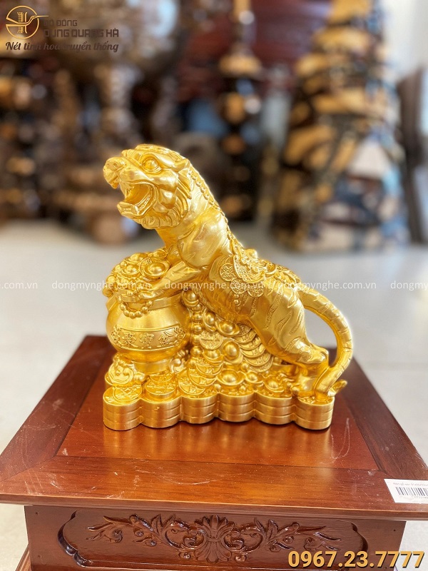 Tượng Hổ ôm hũ tiền bằng đồng vàng thếp vàng 20cm x 20cm