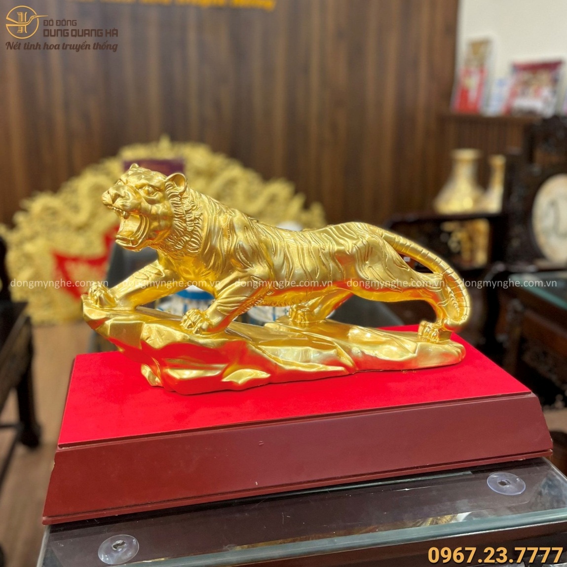 Tượng Hổ đứng trên bệ đá bằng đồng vàng thếp vàng ngang 44cm