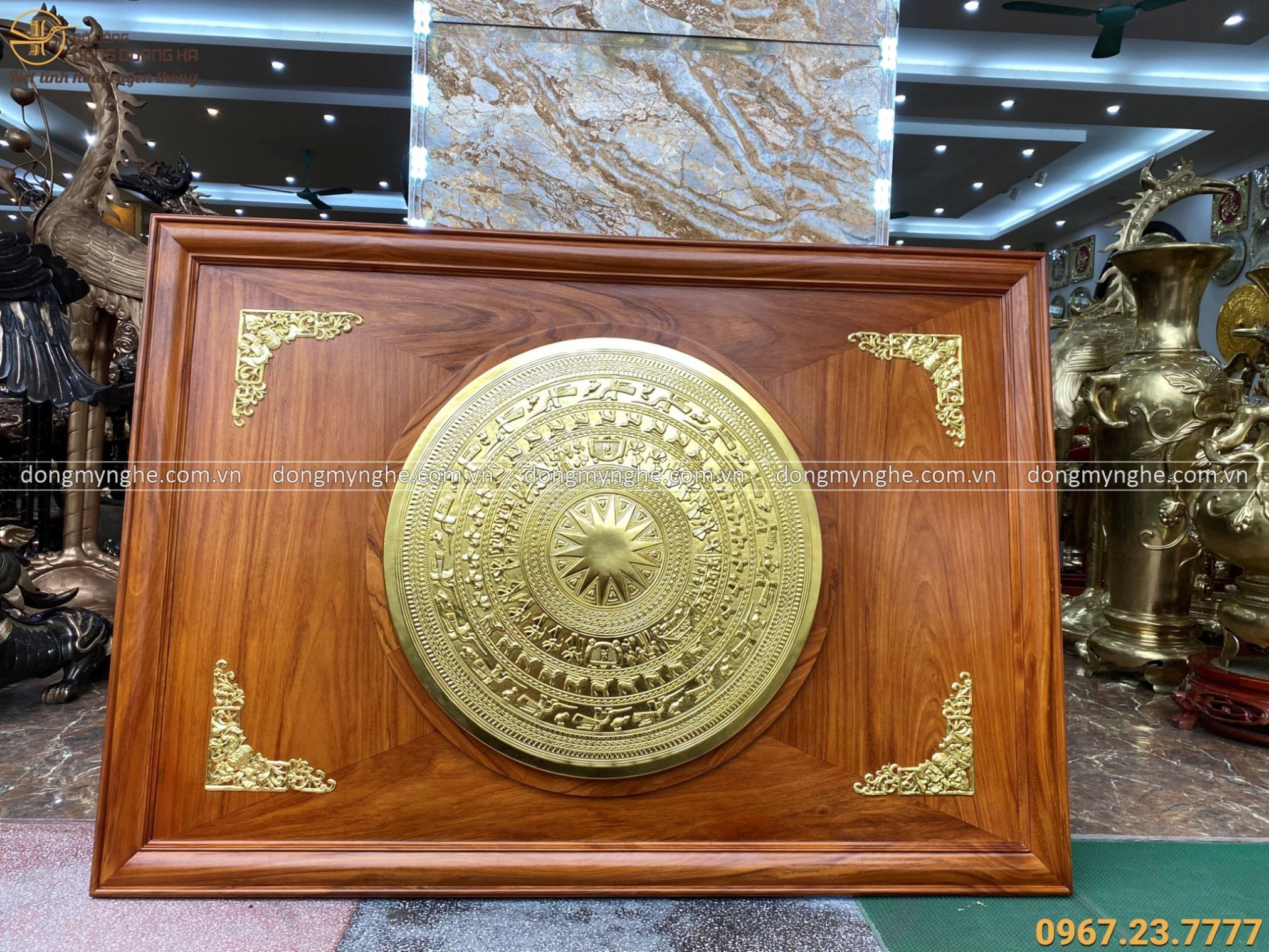 Mặt trống đồng Ngọc Lũ đường kính 80cm đồng vàng khung gỗ hương