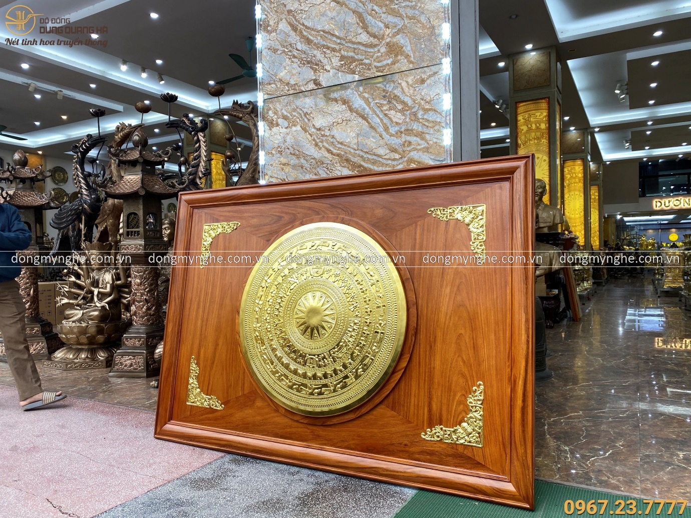 Mặt trống đồng Ngọc Lũ đường kính 80cm đồng vàng khung gỗ hương