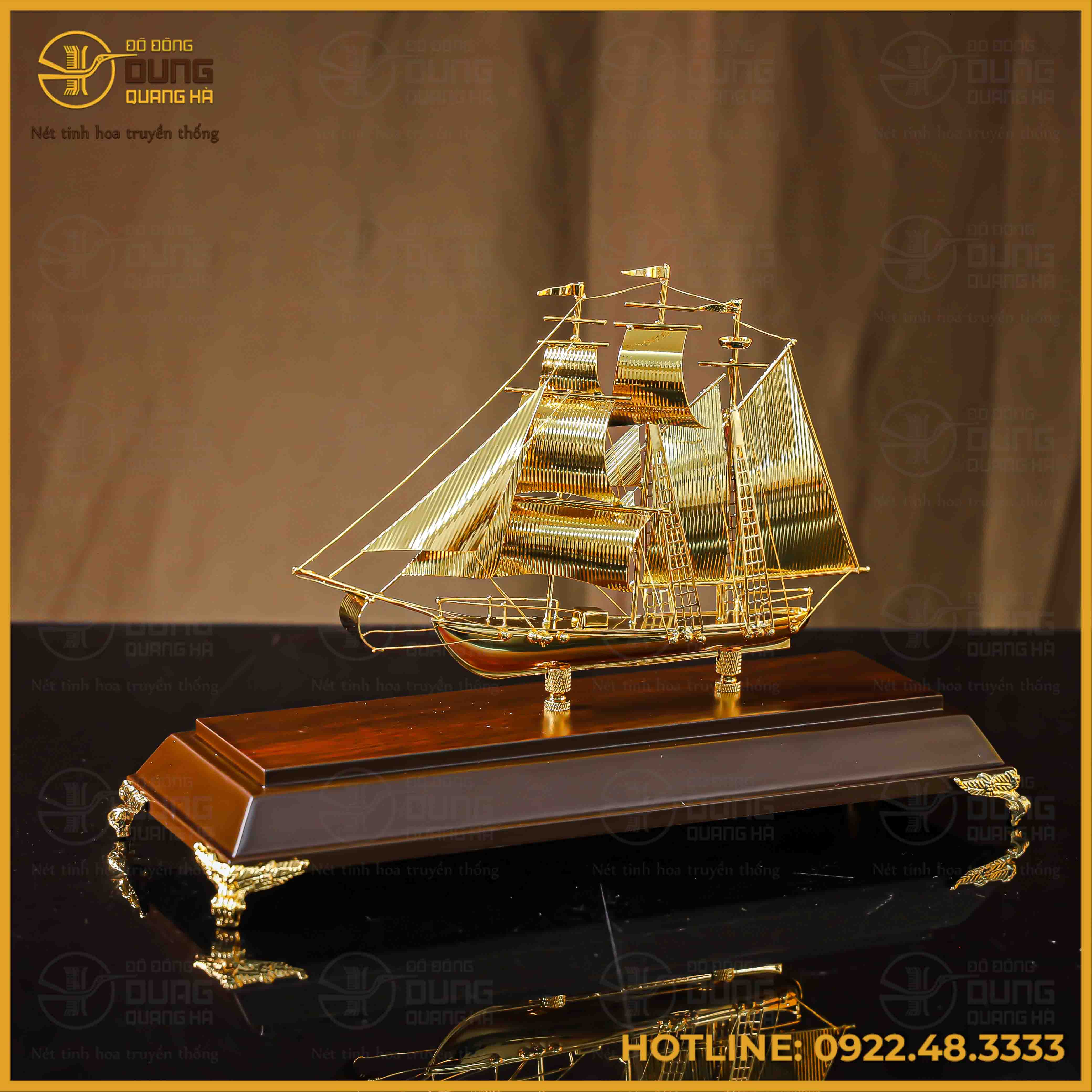 Quà tặng thuyền buồm đồng vàng mạ vàng cao 30cm