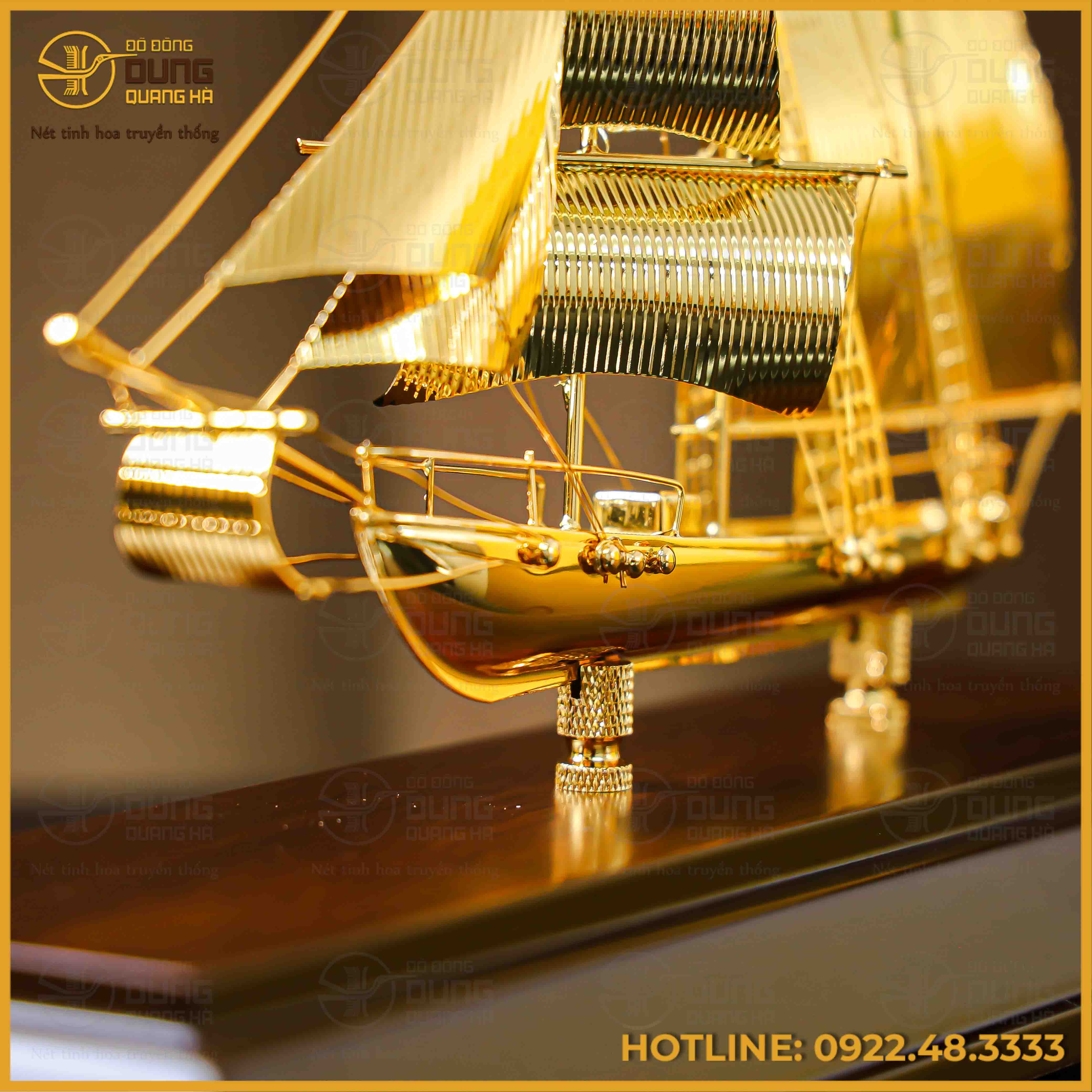 Quà tặng thuyền buồm đồng vàng mạ vàng cao 30cm