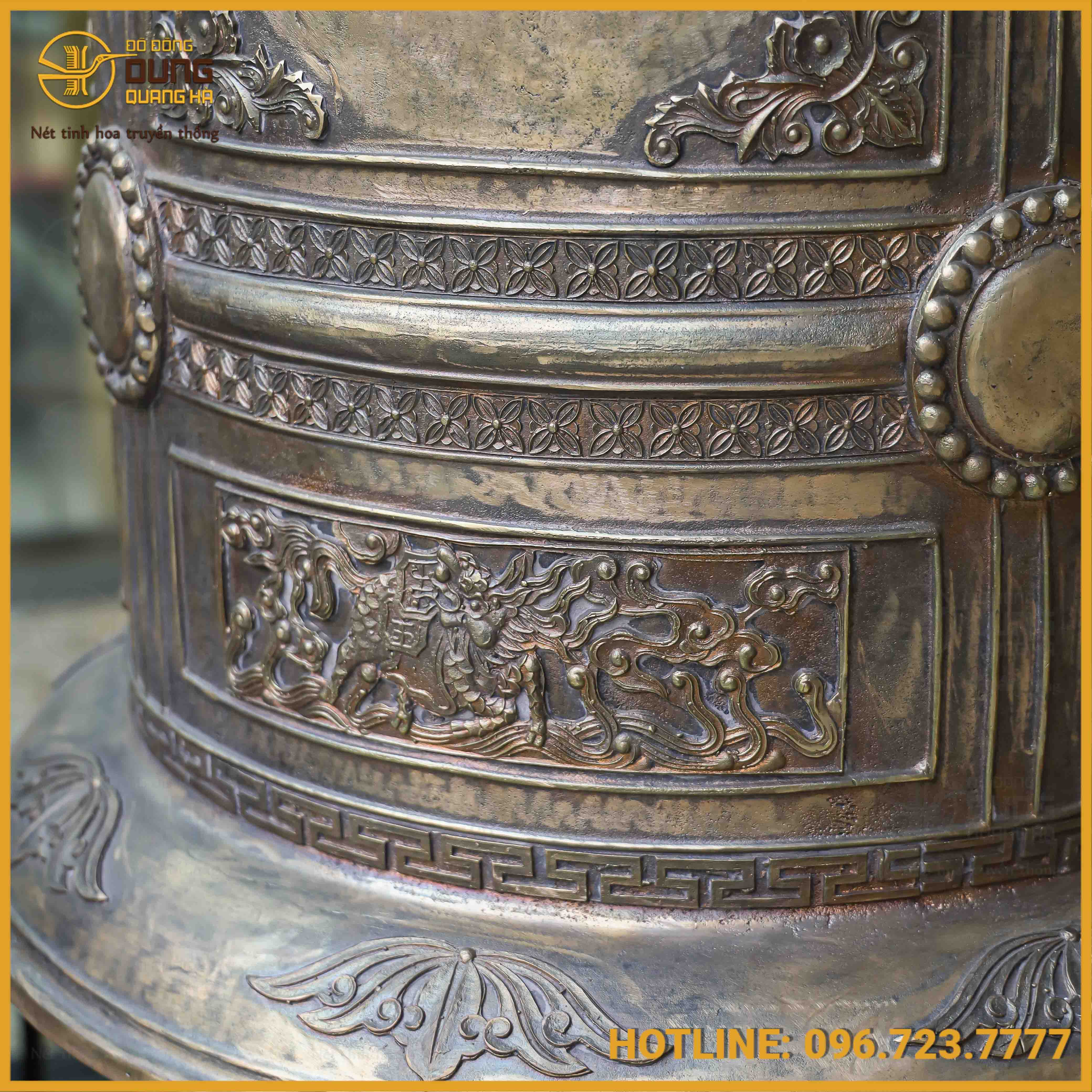 Chuông đồng đỏ và khung gỗ đục tứ quý