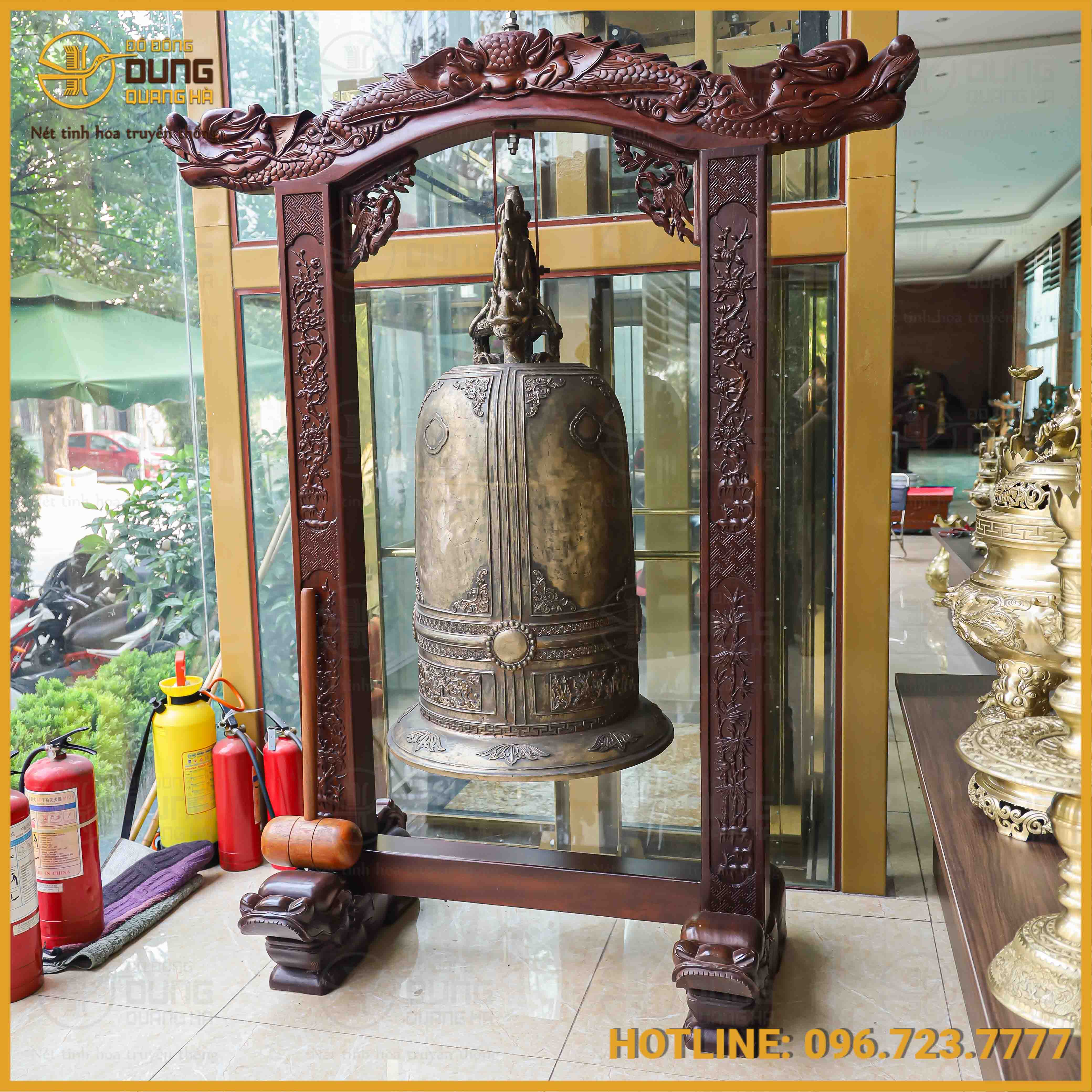 Chuông đồng đỏ và khung gỗ đục tứ quý