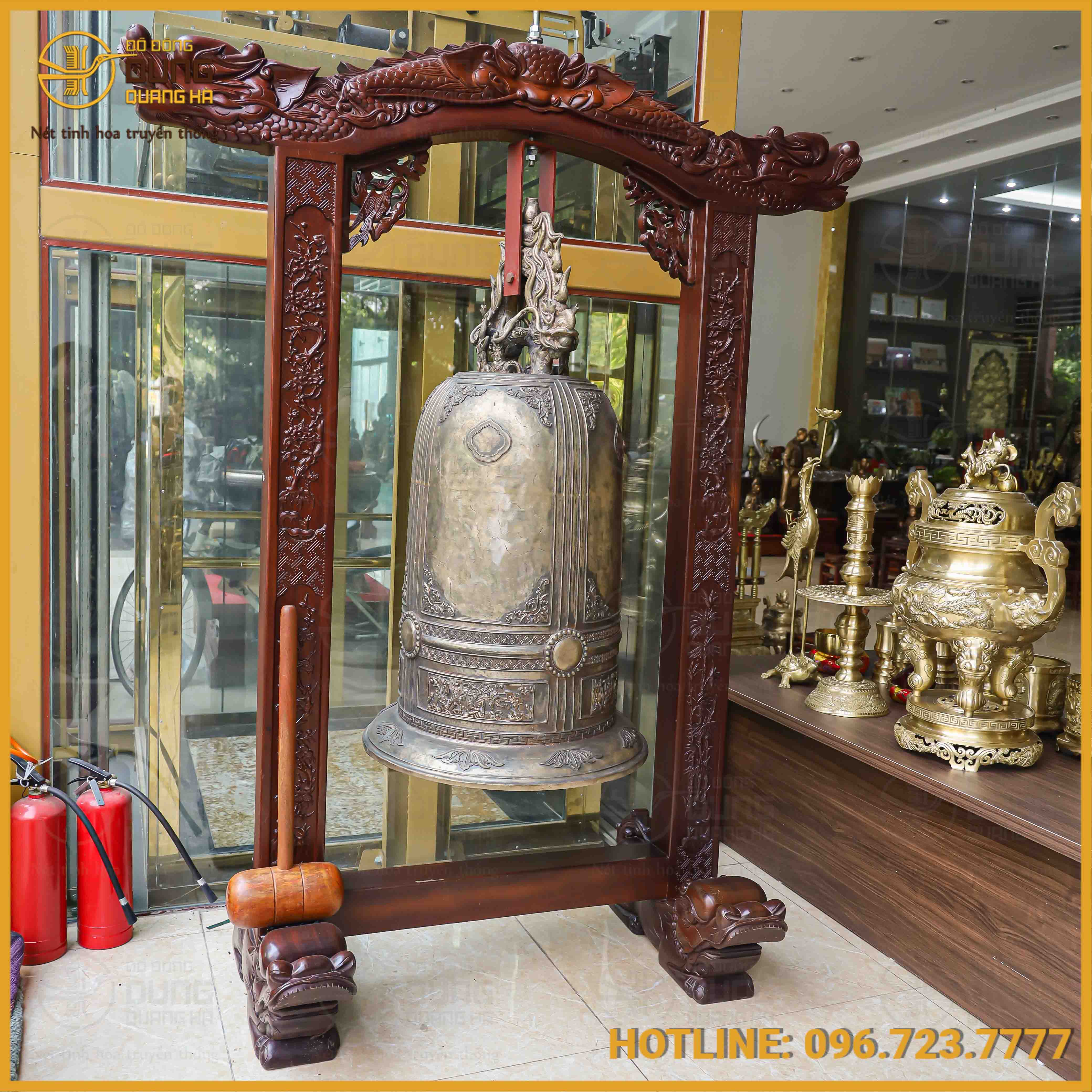 Chuông đồng đỏ và khung gỗ đục tứ quý