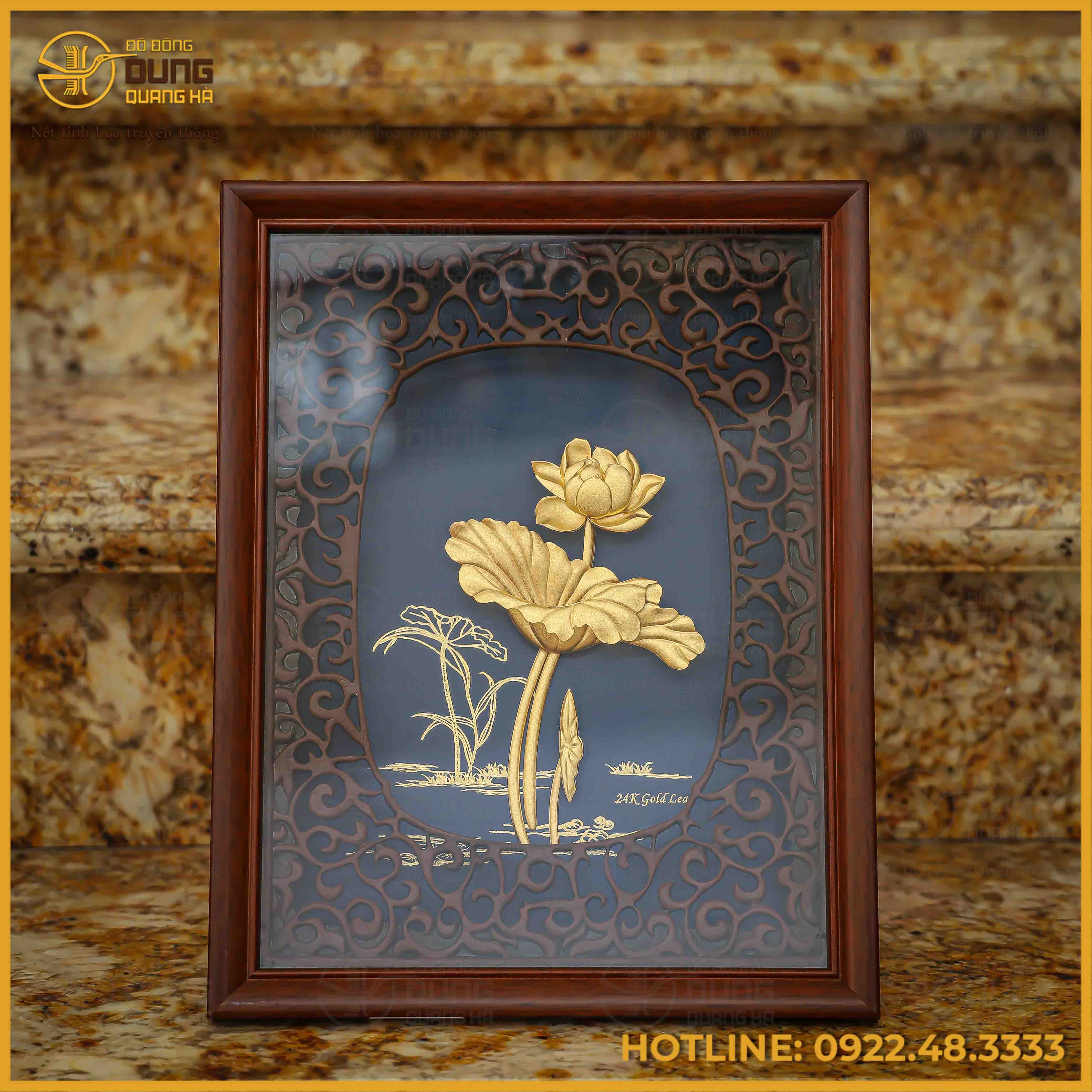 Quà tặng tranh hoa sen bằng đồng dát vàng kích thước 31x25cm