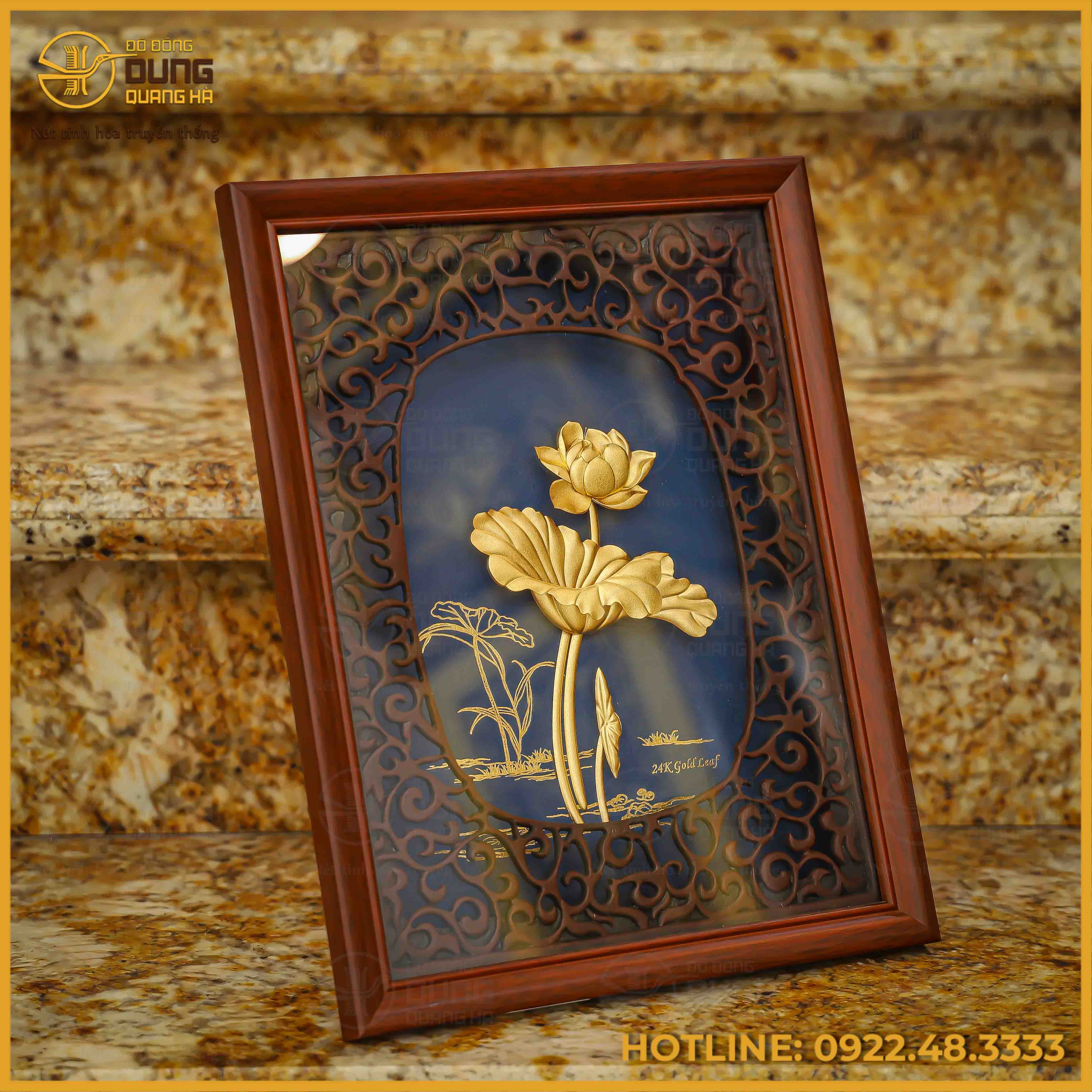 Quà tặng tranh hoa sen bằng đồng dát vàng kích thước 31x25cm
