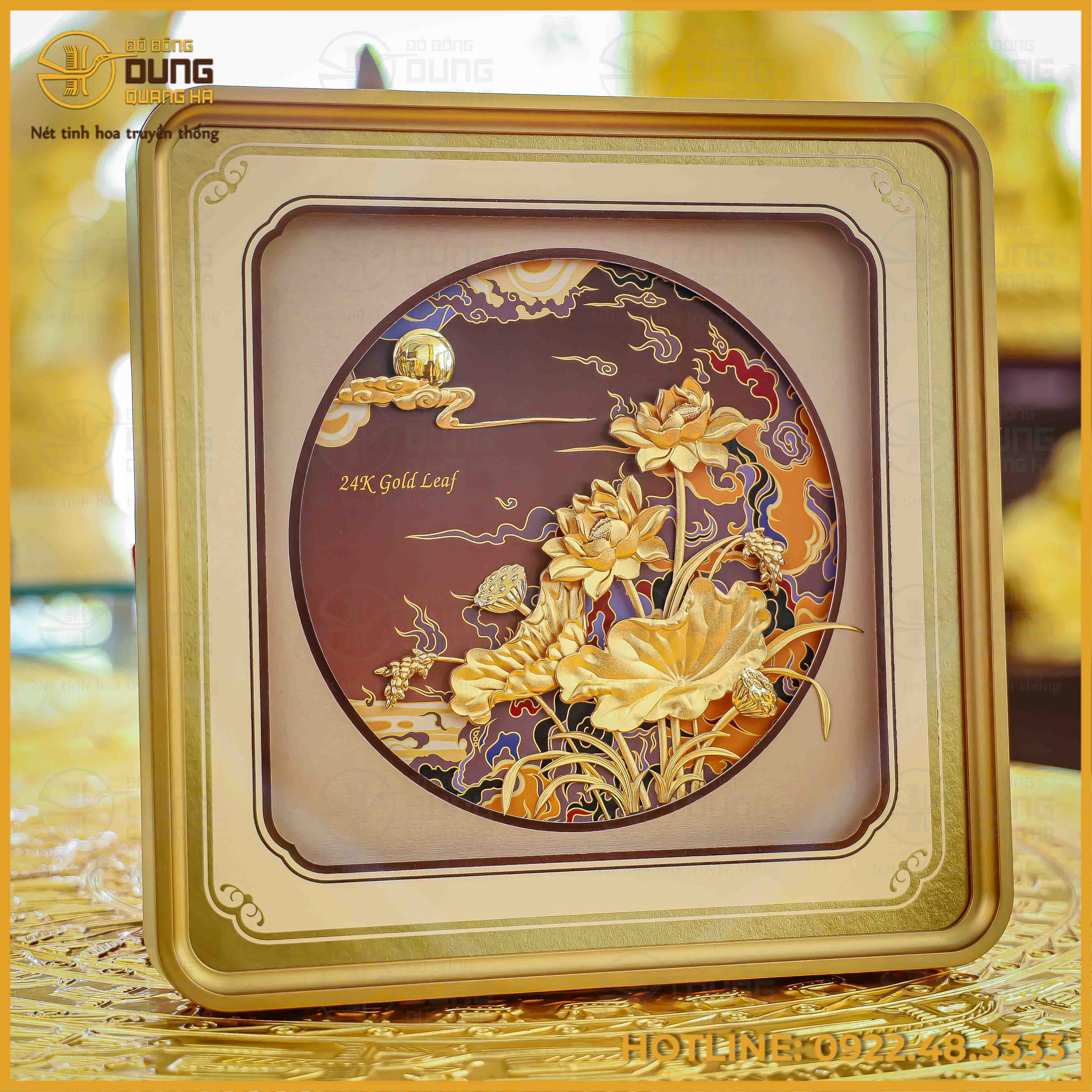 Quà tặng tranh hoa sen khung vàng kích thước 29x29cm