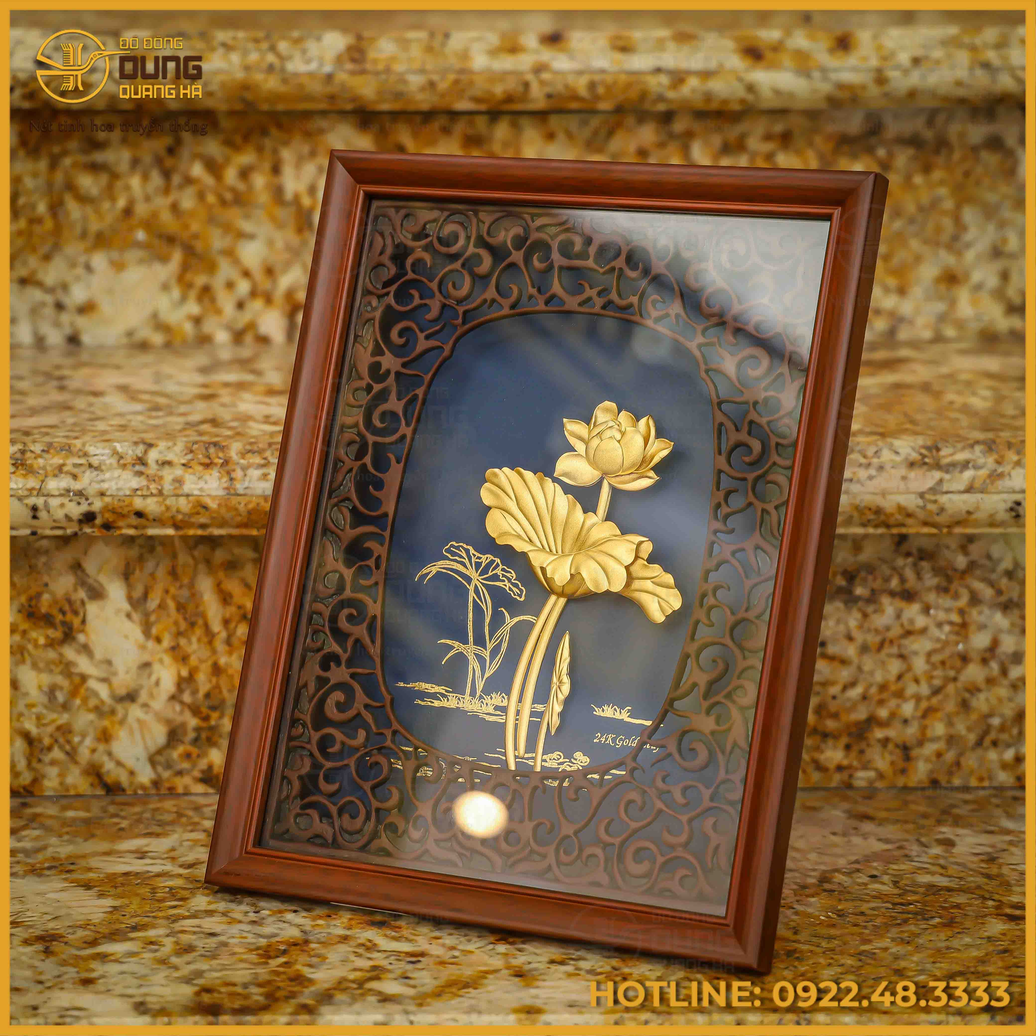 Quà tặng tranh hoa sen bằng đồng dát vàng kích thước 31x25cm