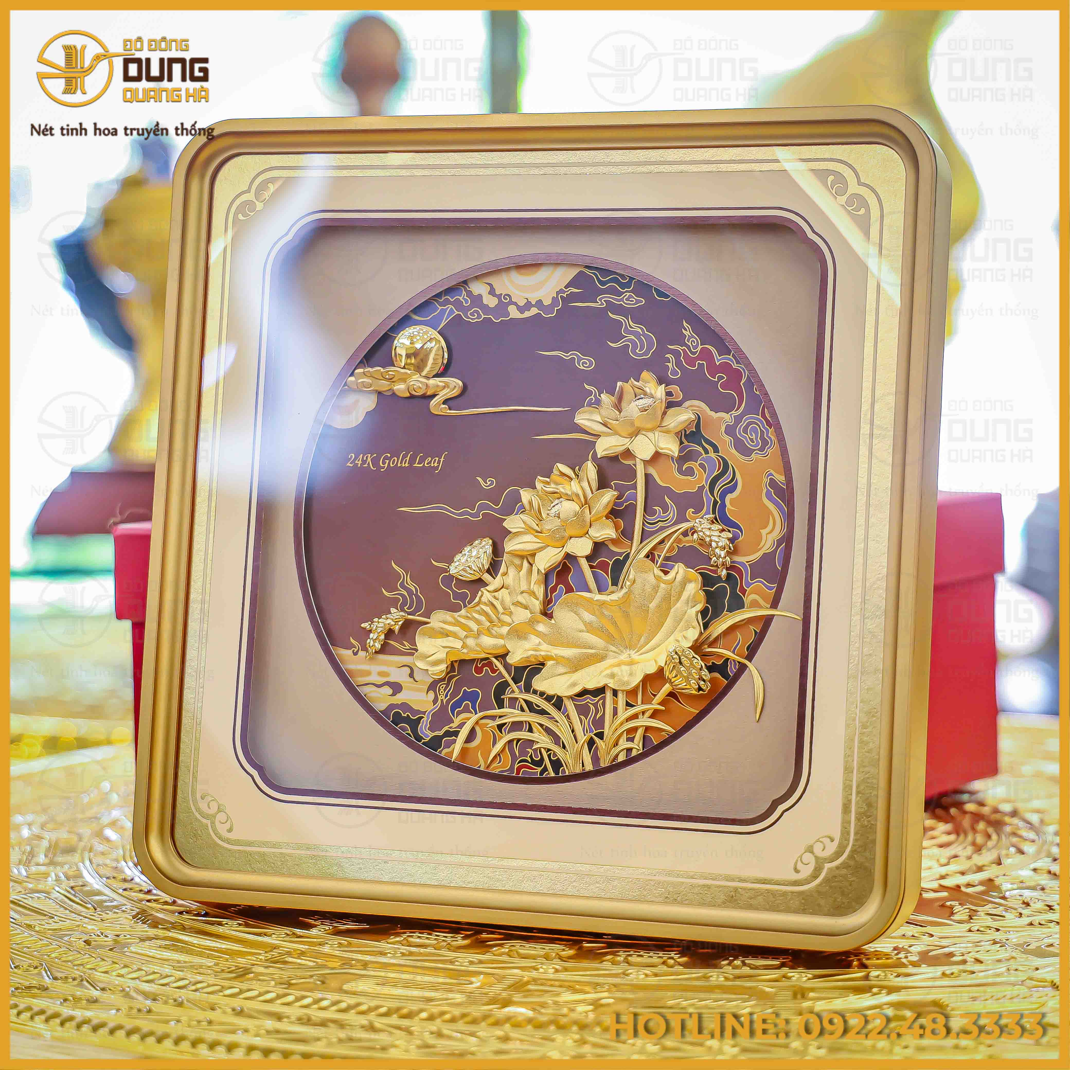 Quà tặng tranh hoa sen khung vàng kích thước 29x29cm