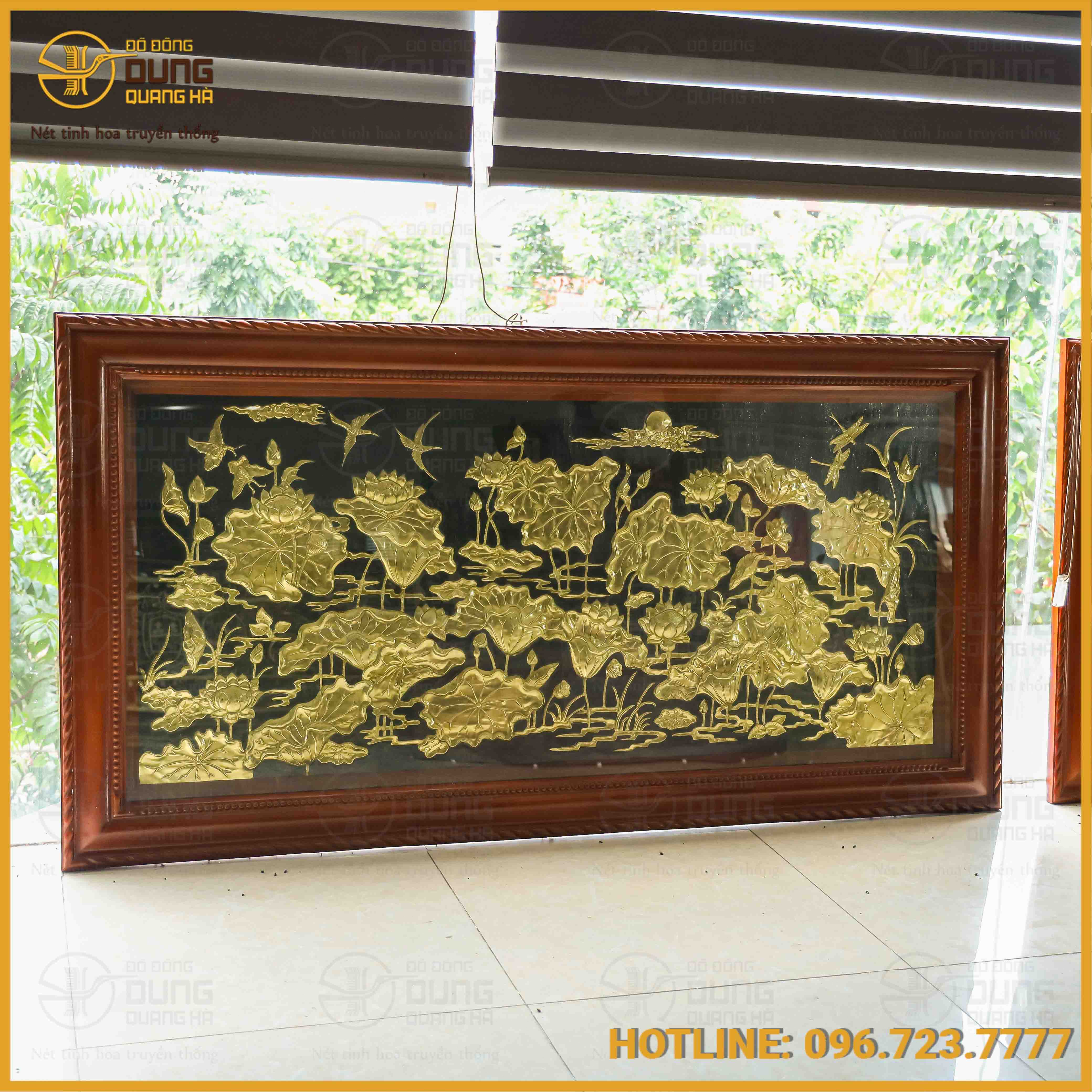Tranh hoa sen đồng vàng nền đen cao cấp