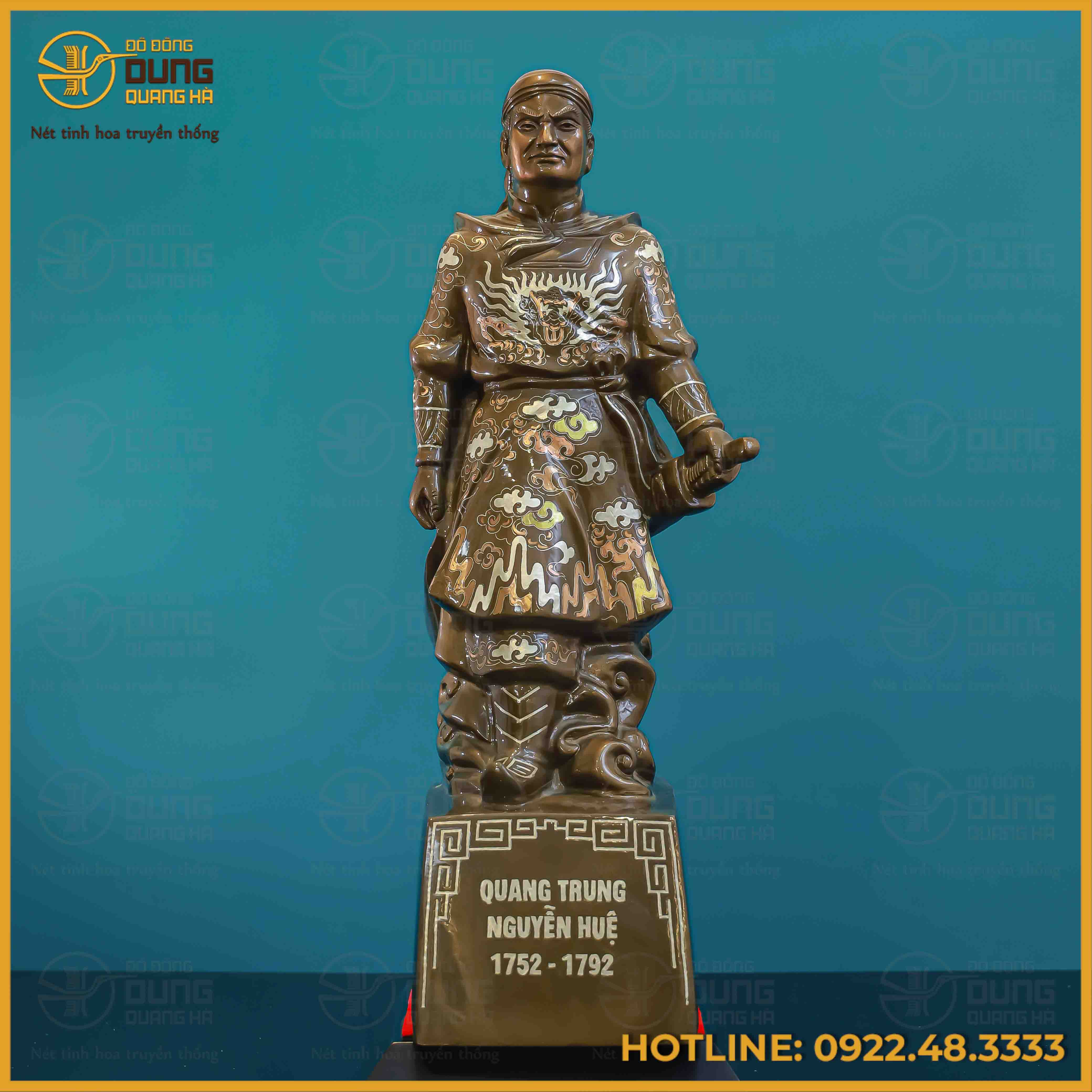 Tượng Quang Trung đồng đỏ khảm tam khí cao 52cm