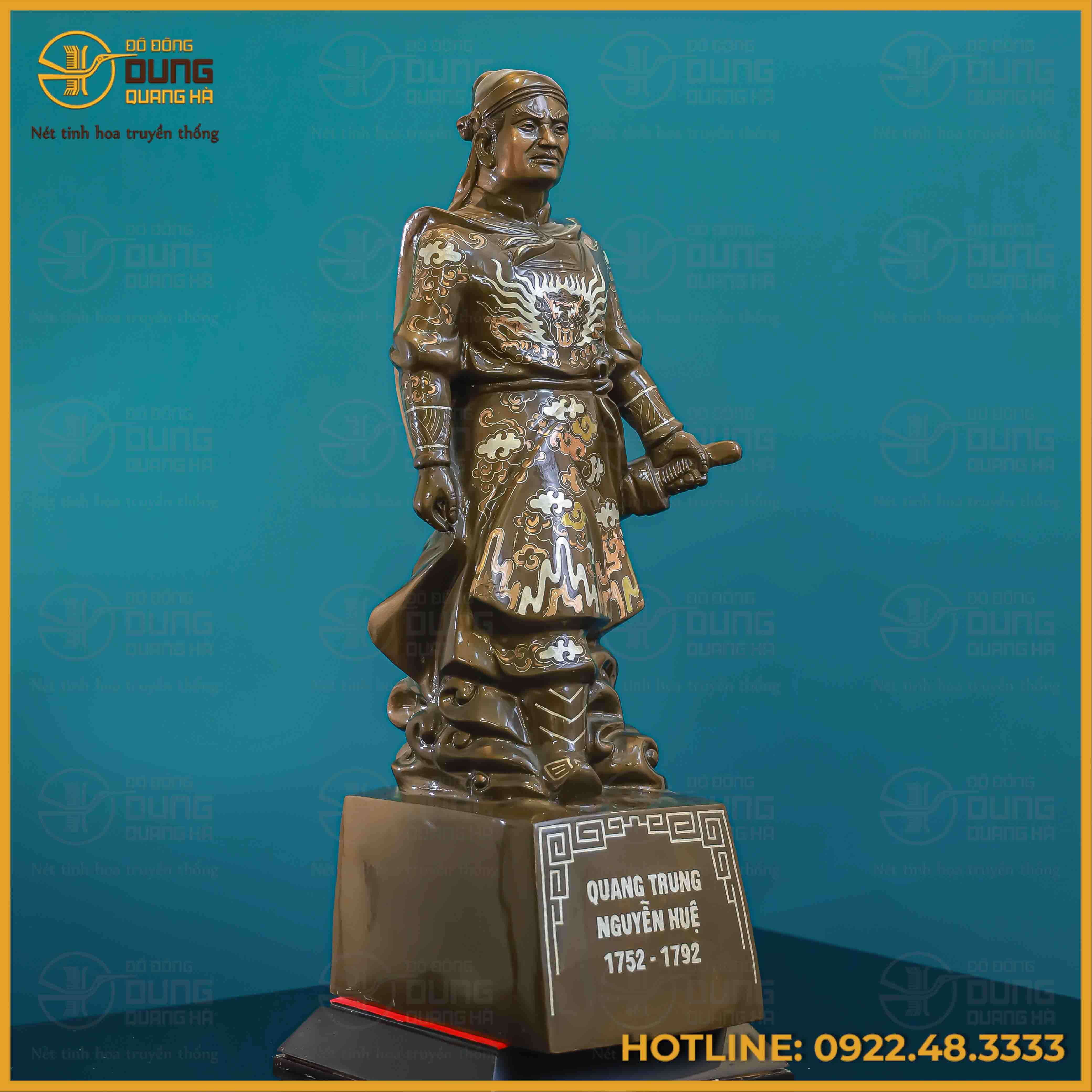 Tượng Quang Trung đồng đỏ khảm tam khí cao 52cm