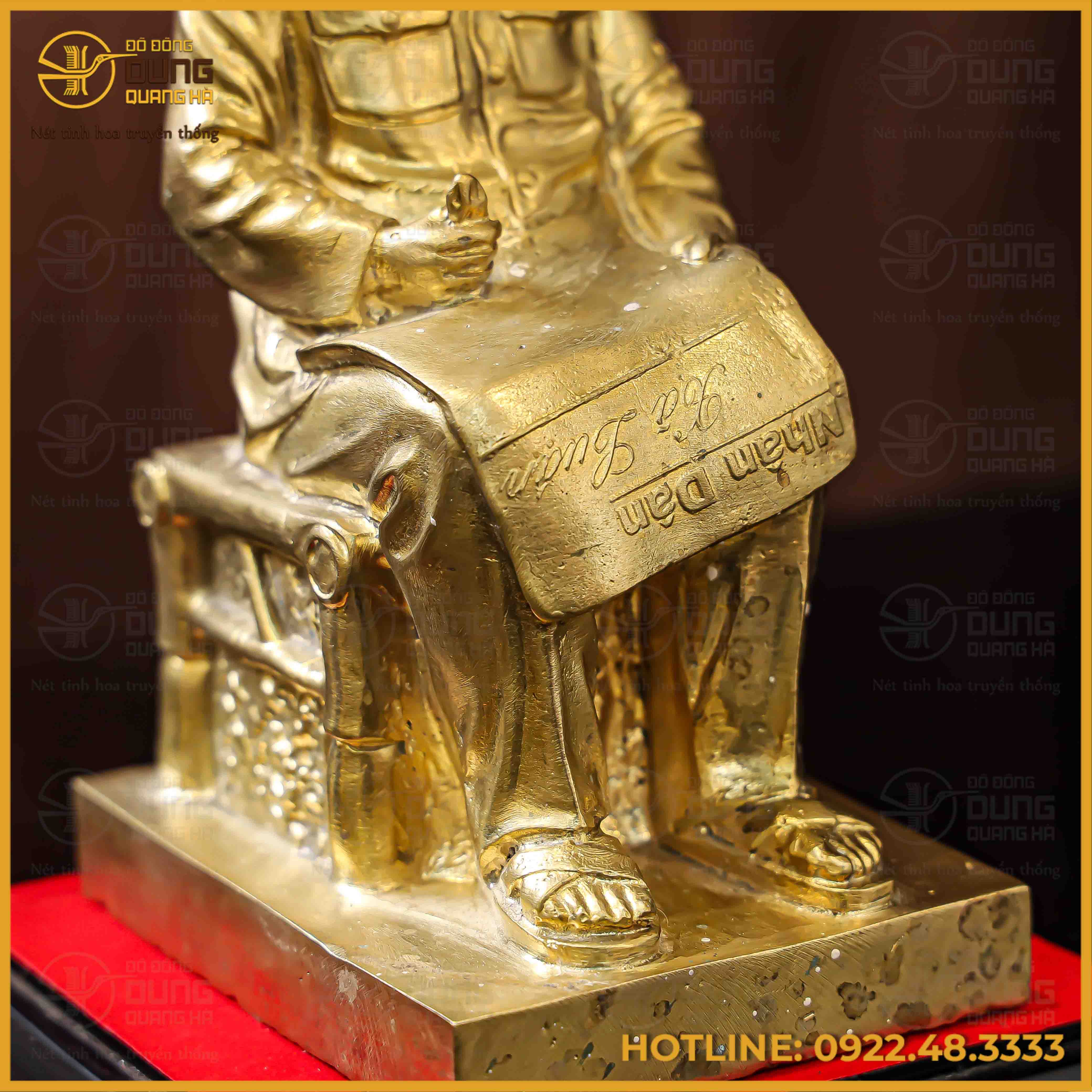 Tượng Bác Hồ ghế mây đồng vàng mộc cao 20cm