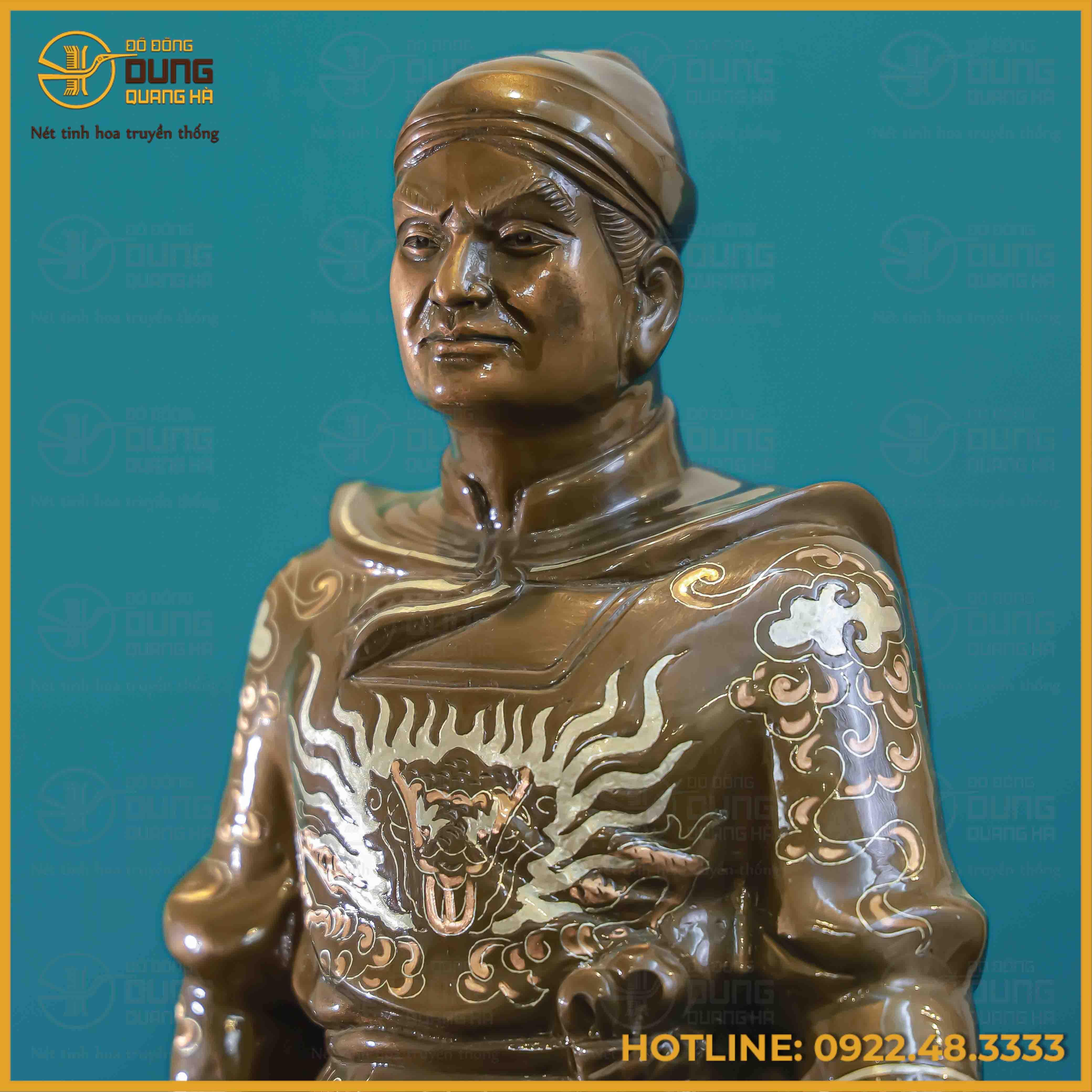 Tượng Quang Trung đồng đỏ khảm tam khí cao 52cm