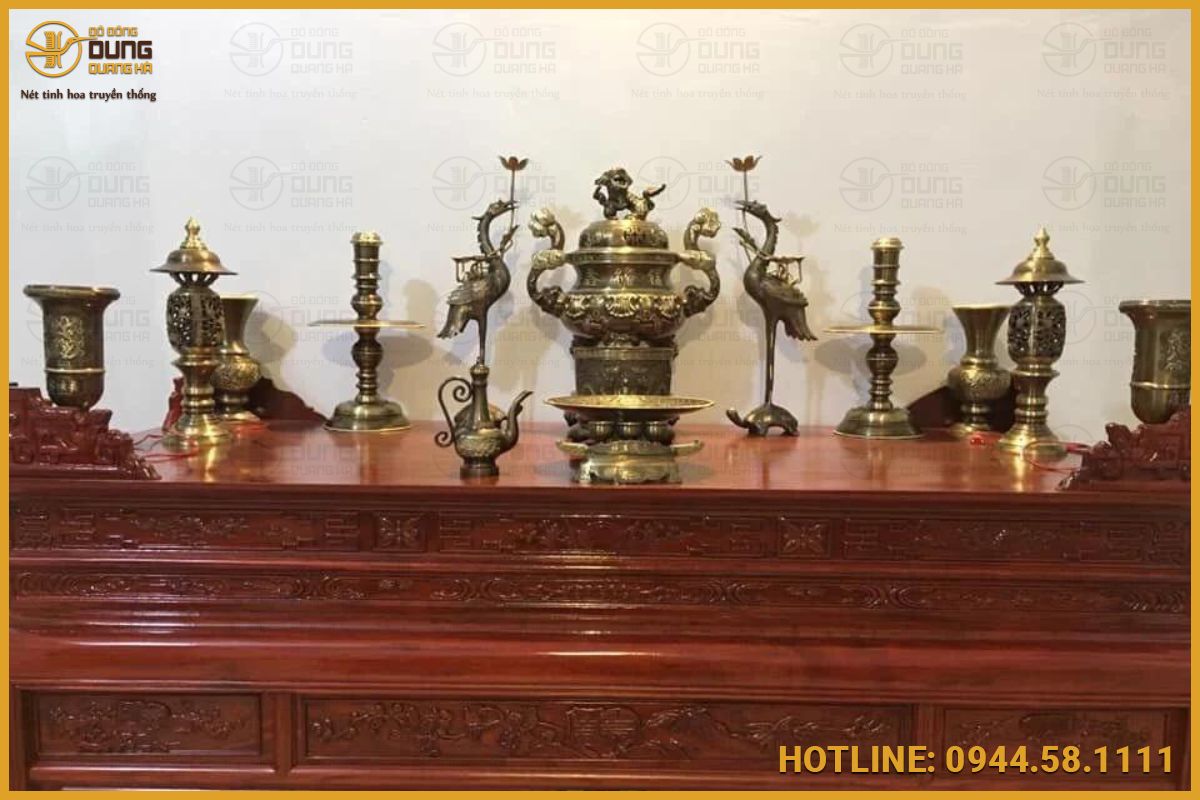 Ban thờ đặt 1 bát hương