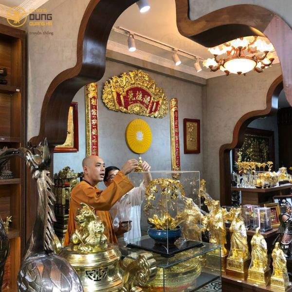 Sư thầy tại Quan Âm Tu Viện - Biên Hoà, Đồng Nai đến cửa hàng thỉnh tượng Phật Quan Âm.